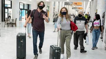 Vladimir Brichta e Adriana Esteves em aeroporto do Rio - Webert Belicio/Agnews
