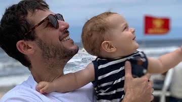 Encantado com a praia, Antônio, filho de Jayme Matarazzo, estava muito atento aos arredores - Instagram/@jaymematarazzo