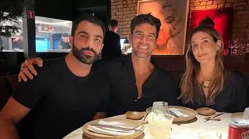 Marcos Pitombo comemorou seus 41 anos em um restaurante no Rio, na companhia de Iasser Hamer Kaddourah e Juliana Maciel - Instagram