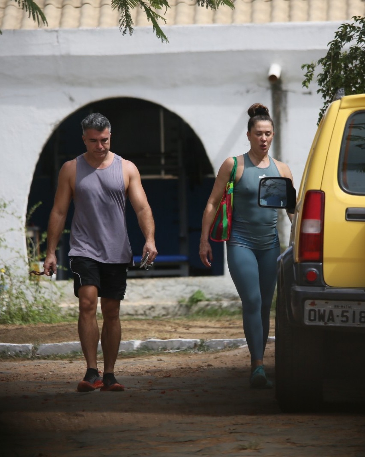 Claudia Raia e marido, Jarbas Homem de Mello, treinaram em academia de Fernando de Noronha (PE)