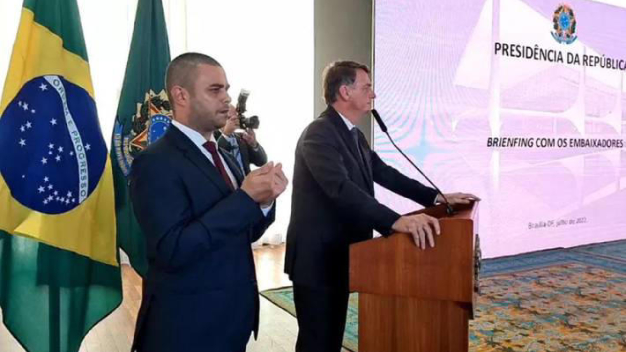 Erro no slide principal de reunião de Bolsonaro com embaixadores estrangeiros