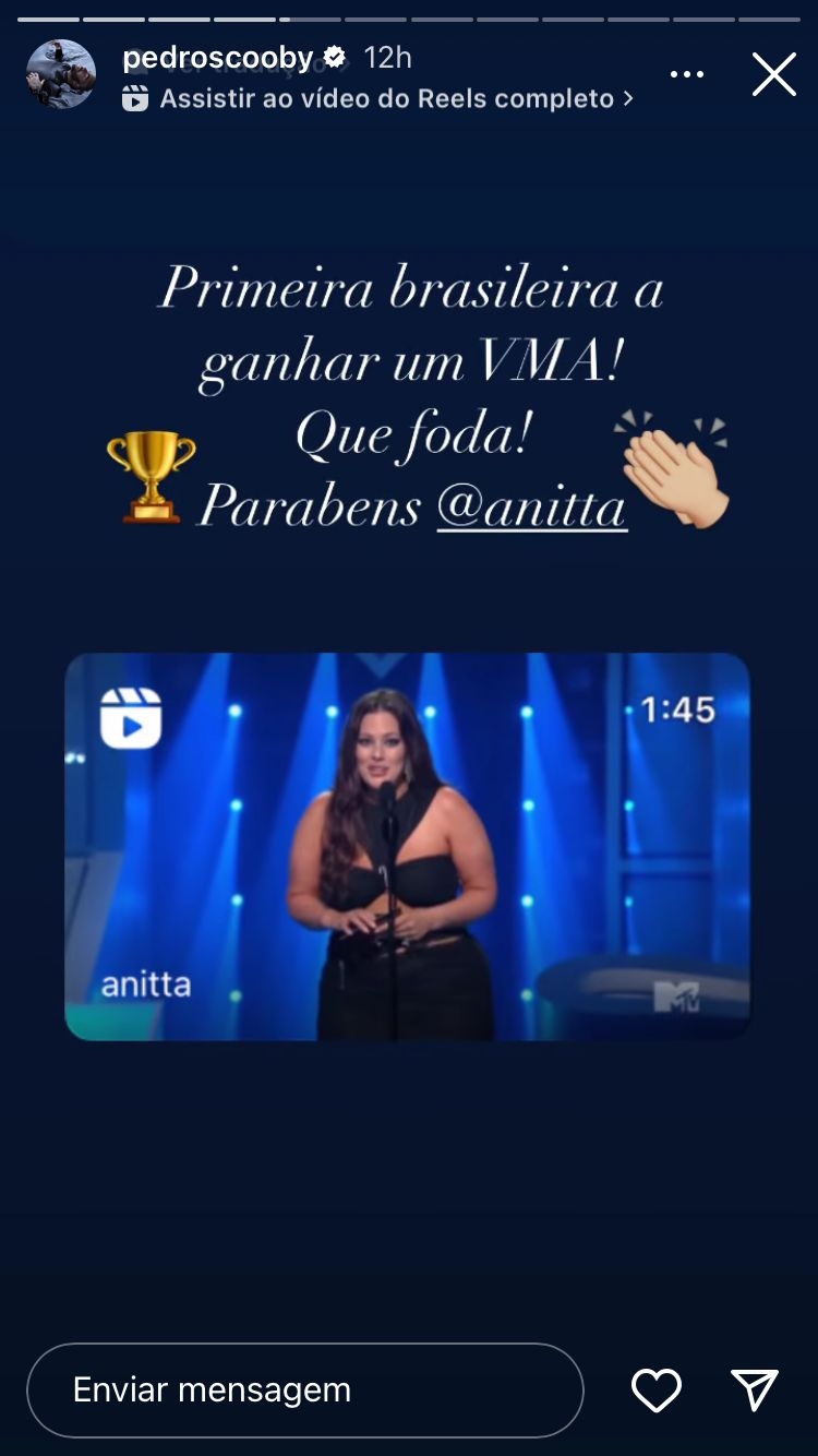 Story do Instagram de fundo preto, escrito "Primeira brasileira a ganhar um VMA! Que fo**! Parabéns, Anitta!", com a imagem de uma mulher branca, de cabelo castanho segurando um troféu nas mãos