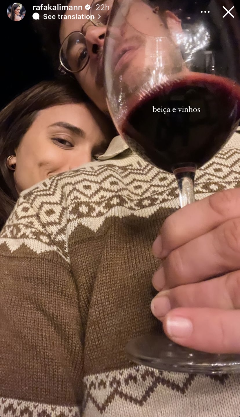 Rafa Kalimann e José Loreto bebendo vinho