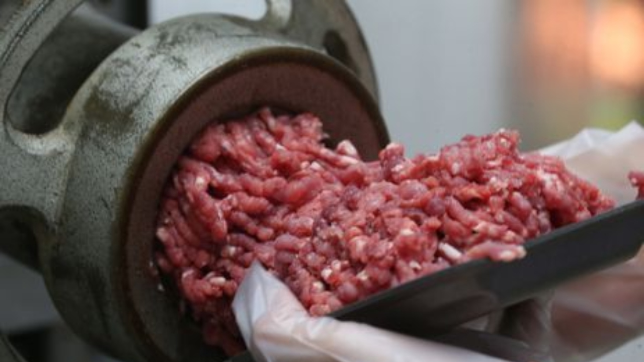 A carne moída deverá ser embalada imediatamente após a moagem, devendo cada pacote do produto ter peso máximo de 1 quilo - Fabio Rodrigues-Pozzebom/Agência Brasil