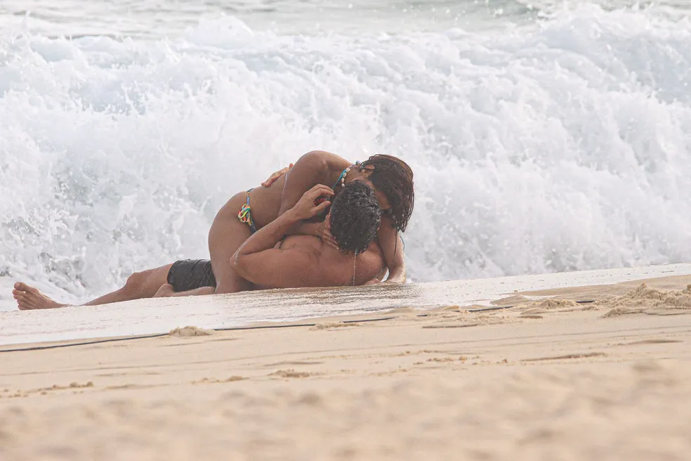 Lucy Alves e Romulo Estrela gravando 'Travessia' na praia