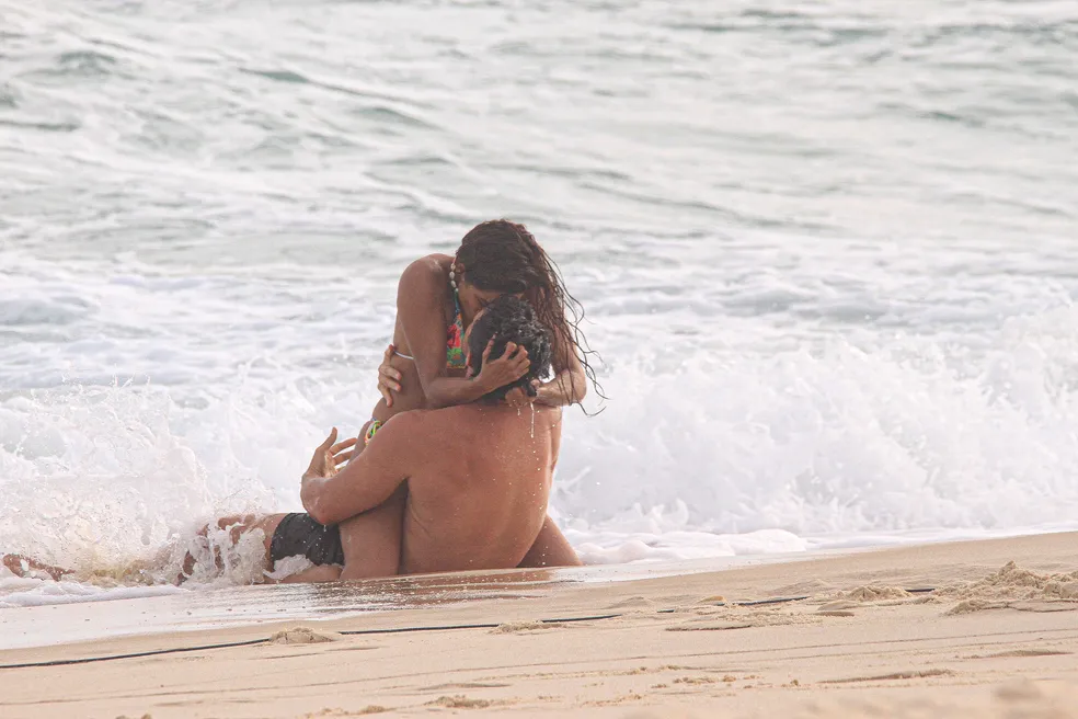 Lucy Alves e Romulo Estrela gravando 'Travessia' na praia