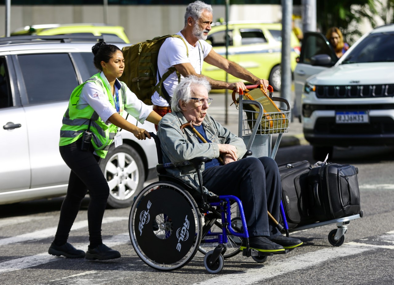 Marcos Nanini em uma cadeira de rodas