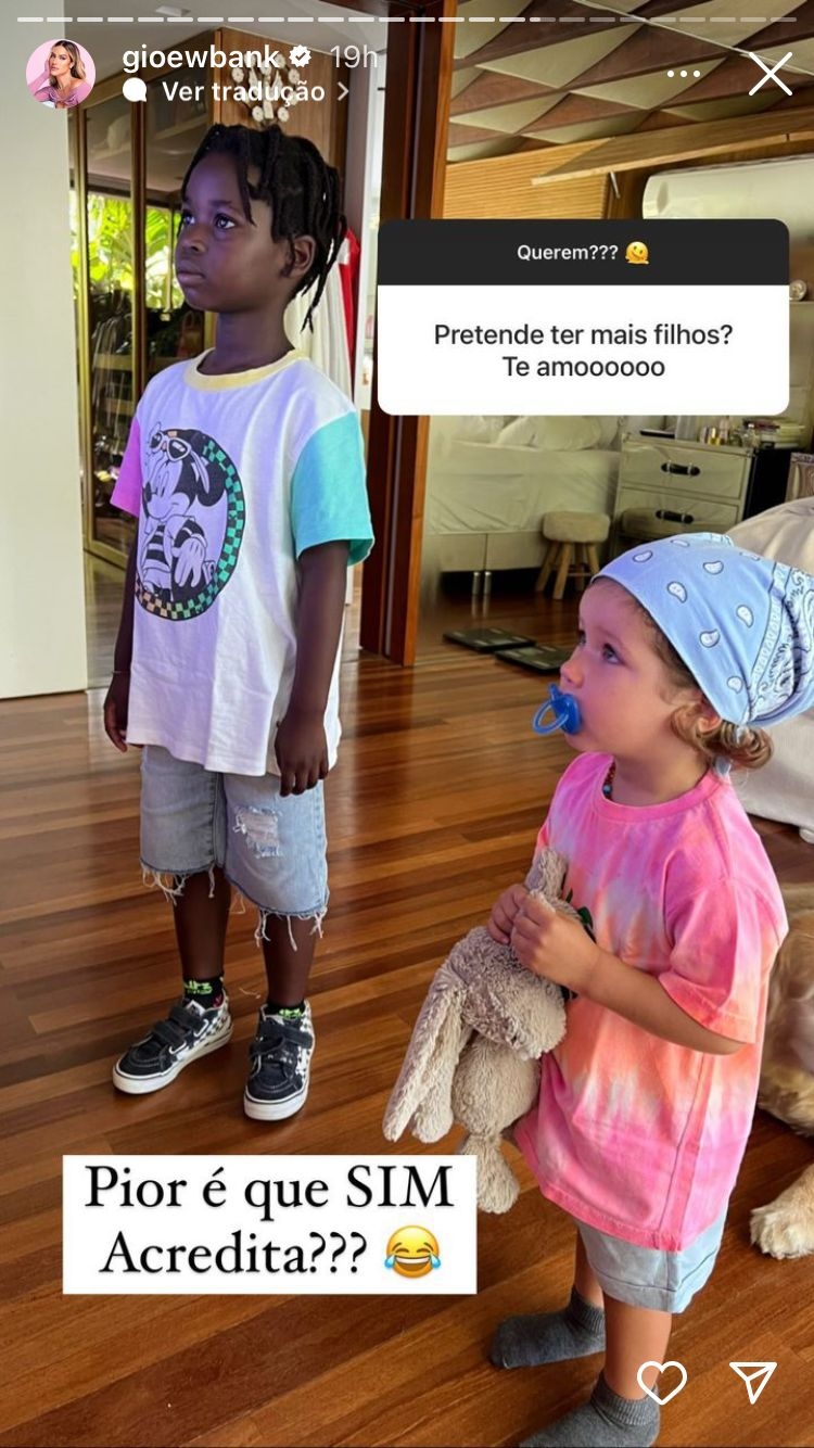 Story do Instagram com foto dos filhos de Giovanna Ewbank Zyan e Bless; há uma caixinha com uma pergunta e um texto de resposta