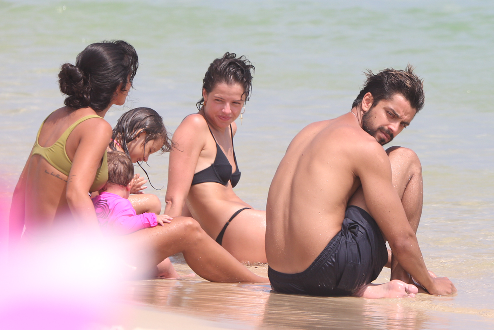 Rodrigo Simas, Agatha Moreira, Yanna Lavigne, Madalena e Amélia na beira do mar