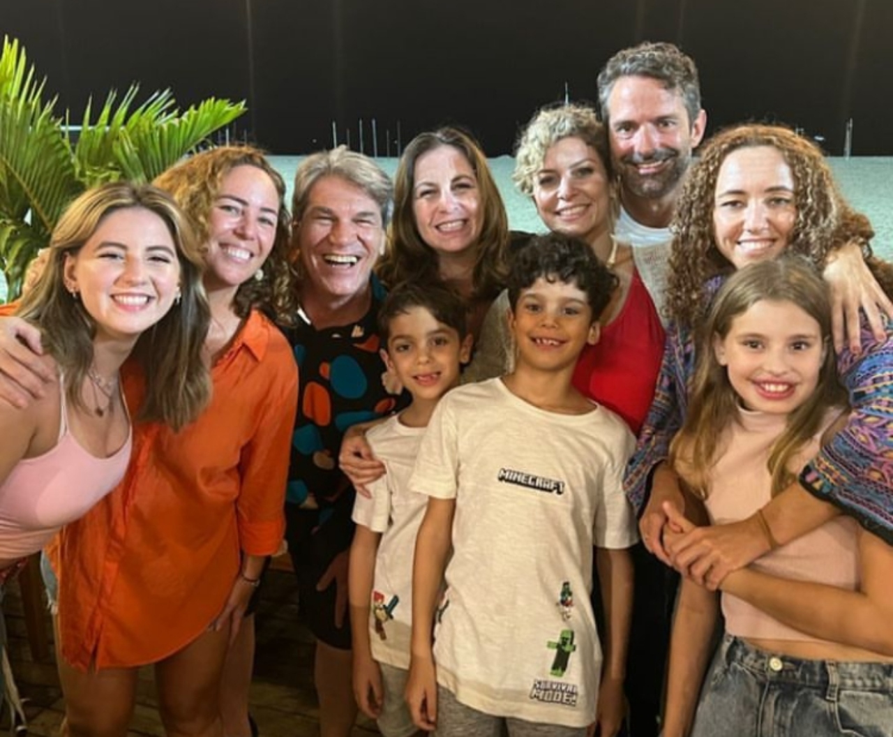 Bárbara Borges e Iran Malfitano com seus filhos e alguns amigos
