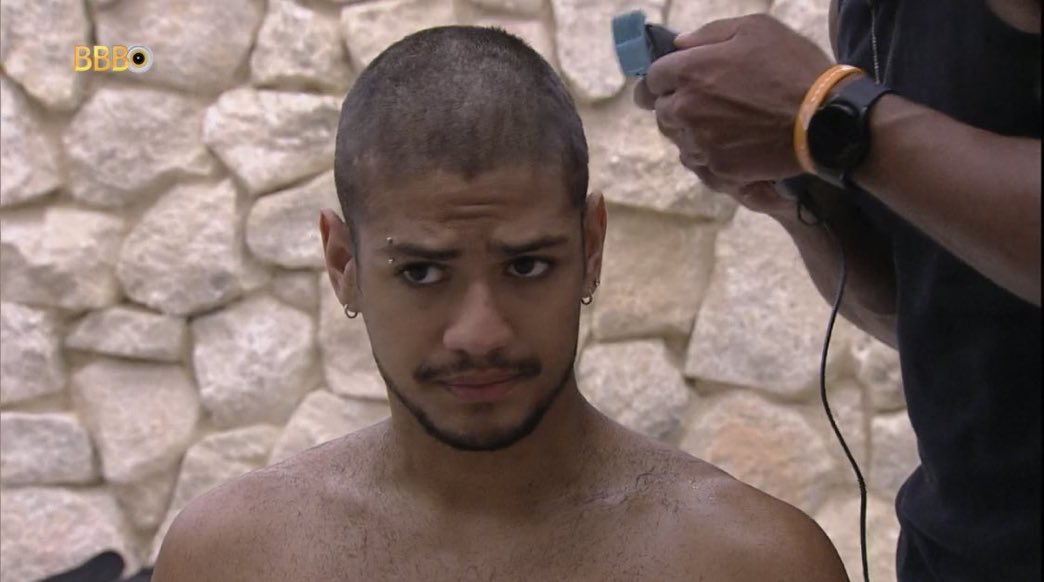 Gabriel Santana, do BBB, com o cabelo raspado