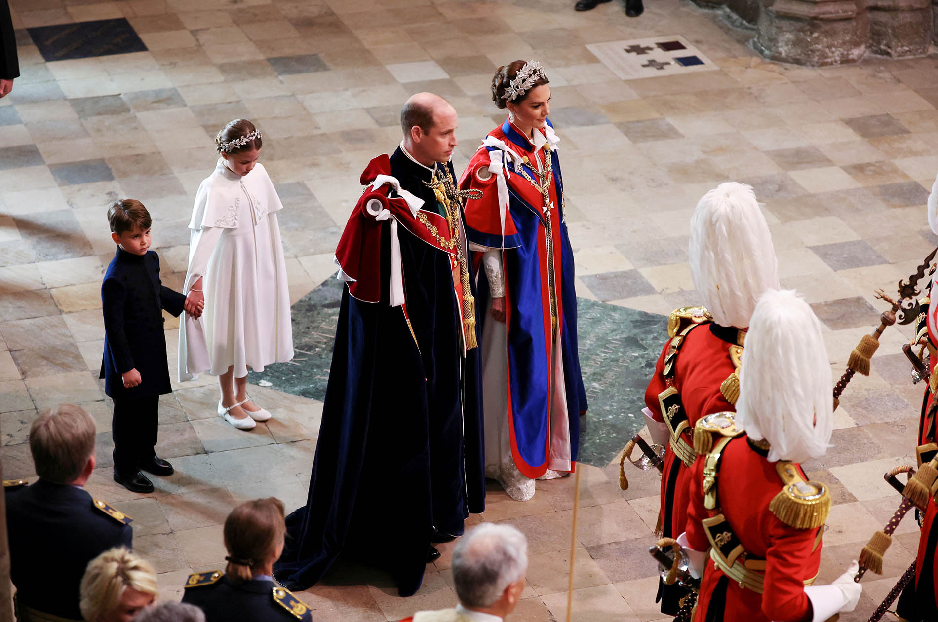 Princípe Louis, Charlotte, William e Kate na coroação do Rei Charles