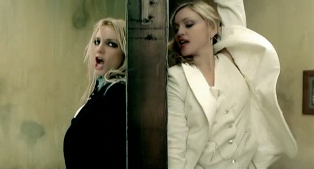 Madonna apostou no estilo boyish com alfaiataria para o clipe 'Me Agains The Music'