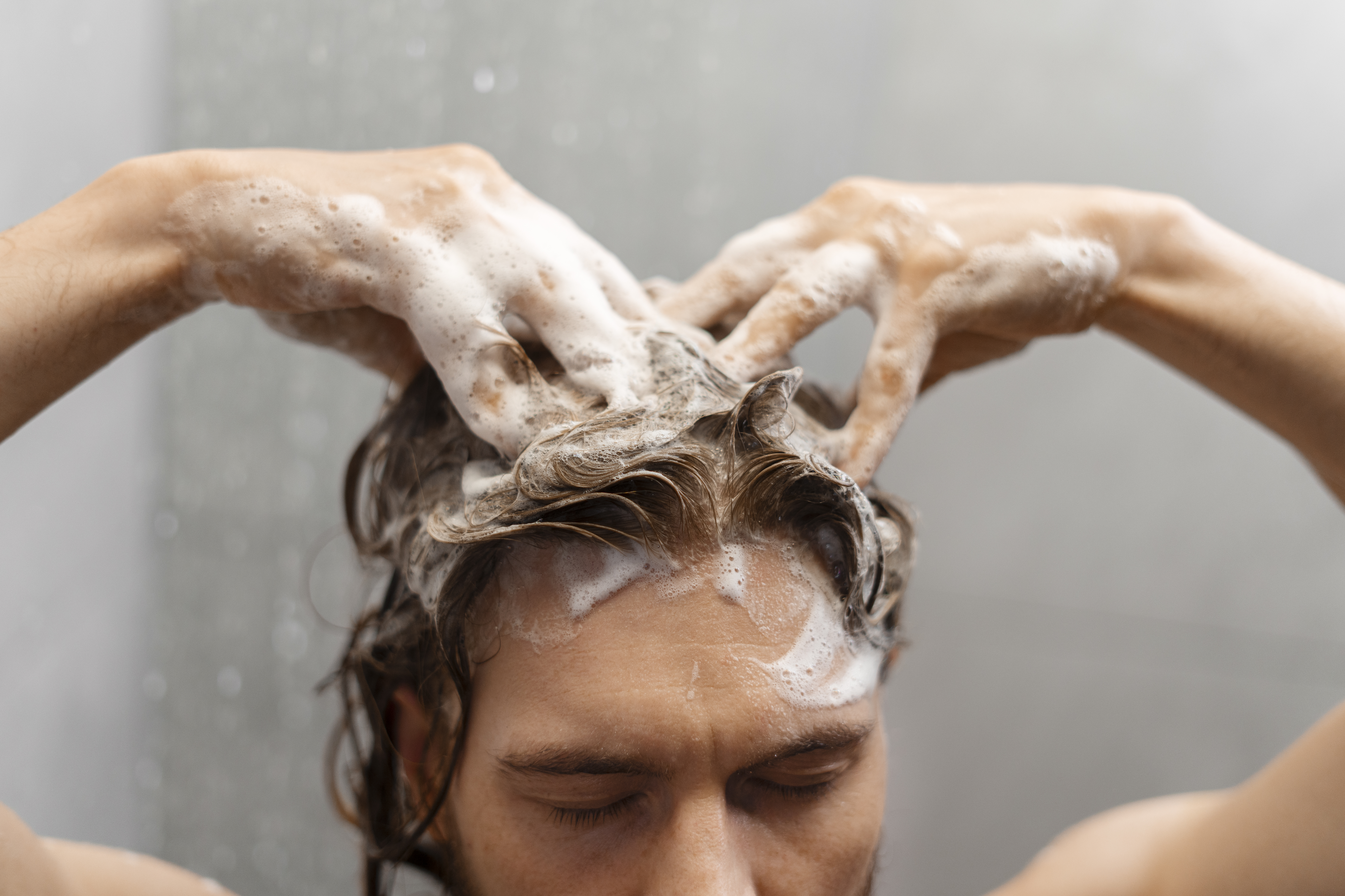 Cada tipo de cabelo tem uma frequência de lavagem ideal para manter o couro cabeludo saudável