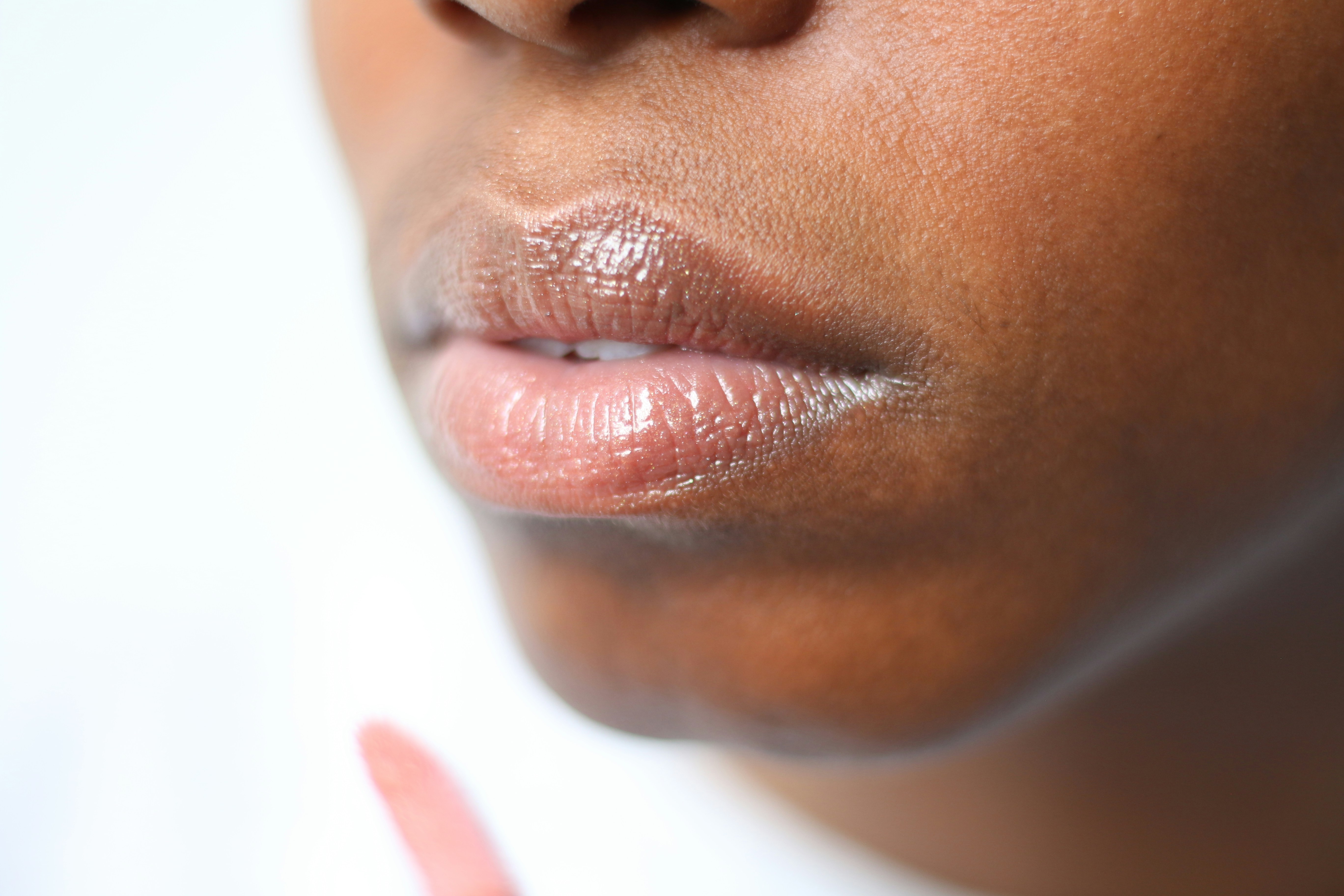 Mantenha os lábios hidratados nos cuidados com a pele no inverno