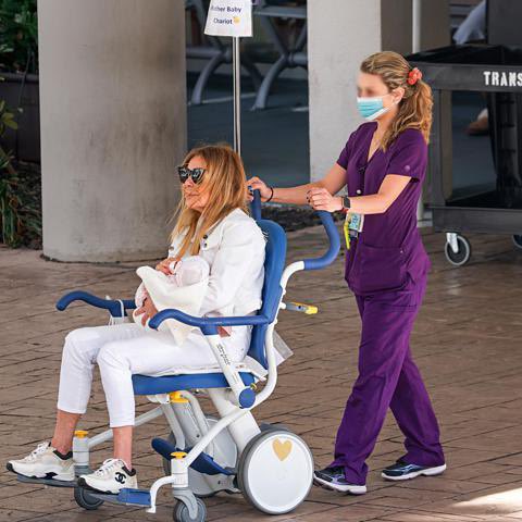 Ana Obregá em cadeira de rodas