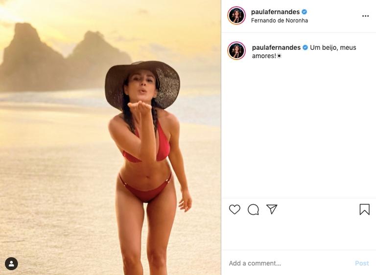 Paula Fernandes posa de biquíni na web