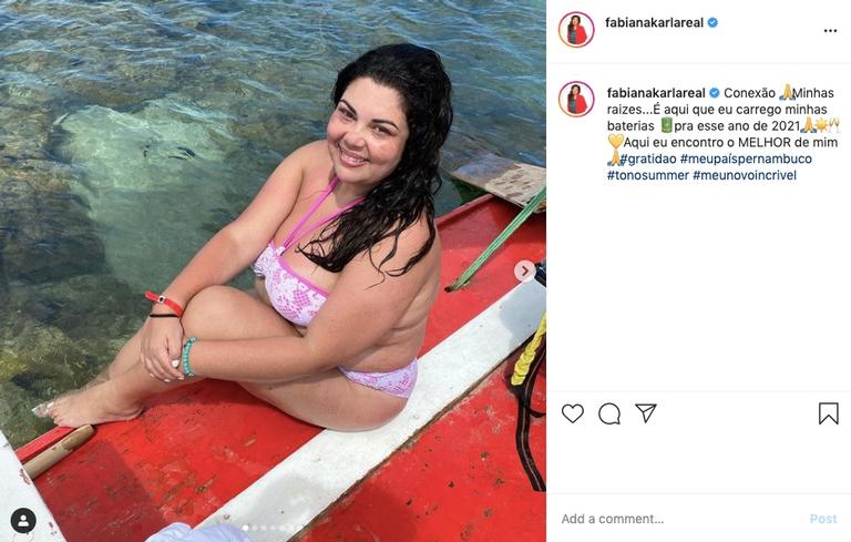 De biquíni, Fabiana Karla posa sem maquiagem e ganha vários elogios dos internautas