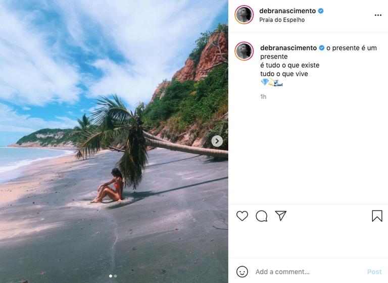 Débora Nascimento posa belíssima na Praia do Espelho, na Bahia (BA)