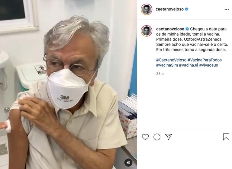 Caetano Veloso recebe a primeira dose do imunizante contra Covid-19