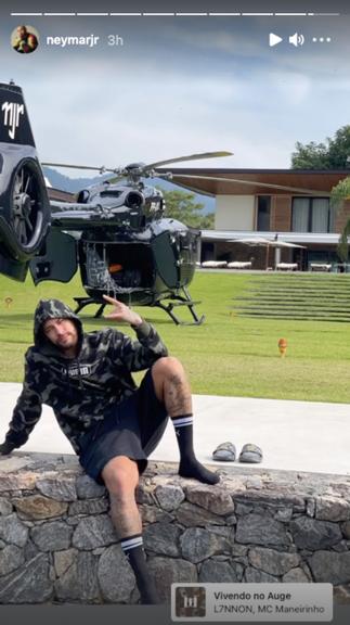Neymar ostenta ao posar com mansão e helicóptero