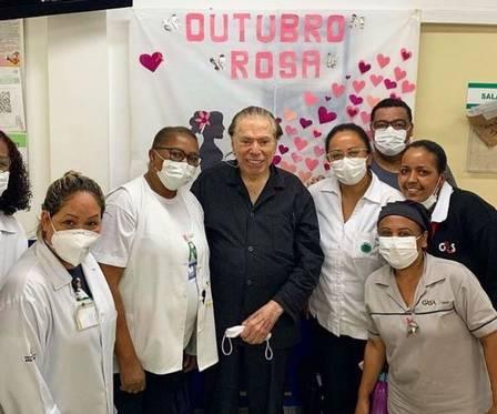 Silvio Santos em posto de saúde, tomando a terceira dose da vacina contra o coronavírus