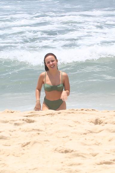 Larissa Manoela é clicada se divertindo na praia