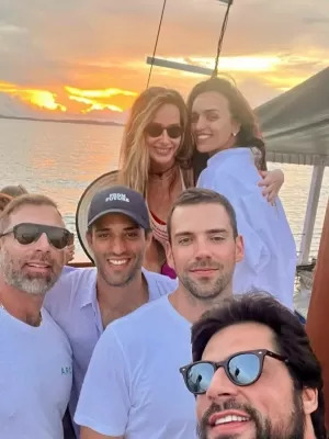 Reprodução: Instagram. Raffa Kalimann com amigos e novo affair em viagem de barco!