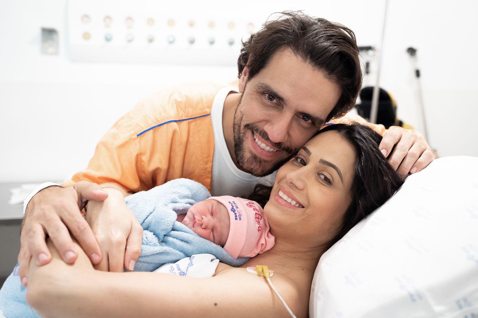 Thiago Arancam ao lado da esposa e da filha recém nascida